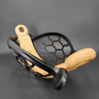 Ein Obstkorb oder eine Obstschale aus Holz und Metall. Das Holz ist Eiche, es wurde heiß gebogen und aus 6 Lagen verklebt und im Anschluß geölt